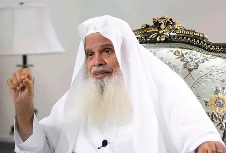 Hajj 2026 Sheikh Ali Hudhaify Appointed to Deliver Arafat Khutbah for 2026 Hajj - Nayi Soch News-e-Hub Older man in white robes and headscarf sits on an ornate chair, gesturing with his right hand as he speaks, with a long white beard.
