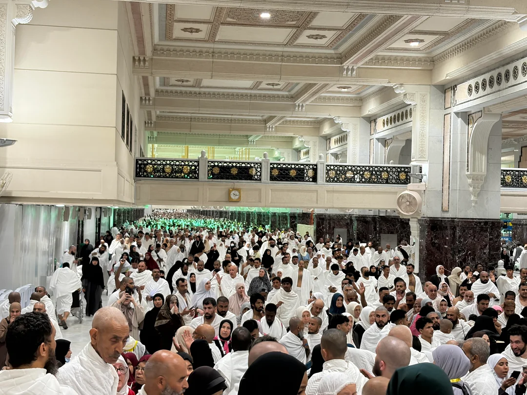 Hajj 2026 Saudi Arabia to Resume Umrah Visas on 31 May 2026 - Nayi Soch News-e-Hub Thousands of pilgrims in white ihram fill a marble prayer hall with ornate ceilings, crowds extending into the distance